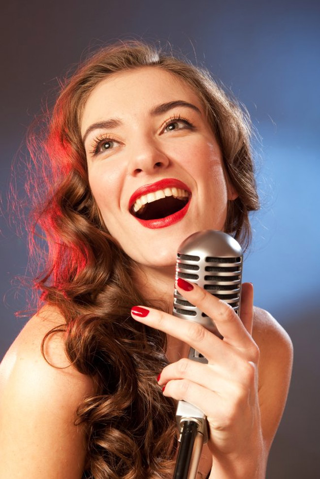 Женщина, которая поет. Woman sings. Elight emotion. Женщина поет в микрофон. Девушка поёт на голубом фоне.