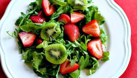 Arugula Salad with Kiwi, Strawberries and Pecans