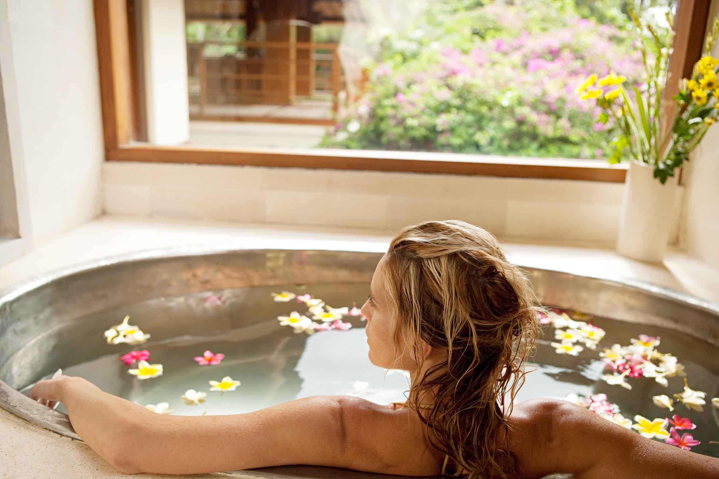 Bathing With Herbs - Women Fitness.