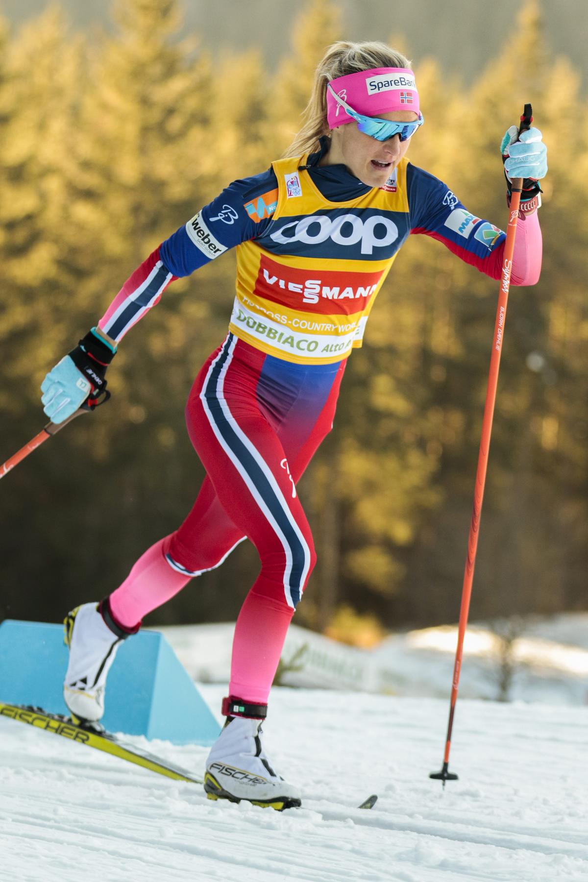 Лыжи женские гонки. Габриэла лыжница.